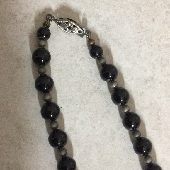 Black round with gray bead necklace - Picture 5 of 6